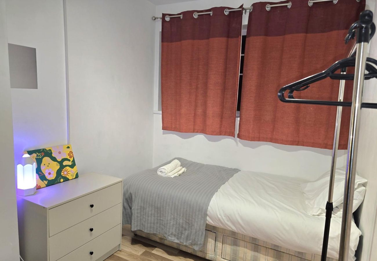 House in Walsall - Spacious Home in Walsall with Parking & Garden