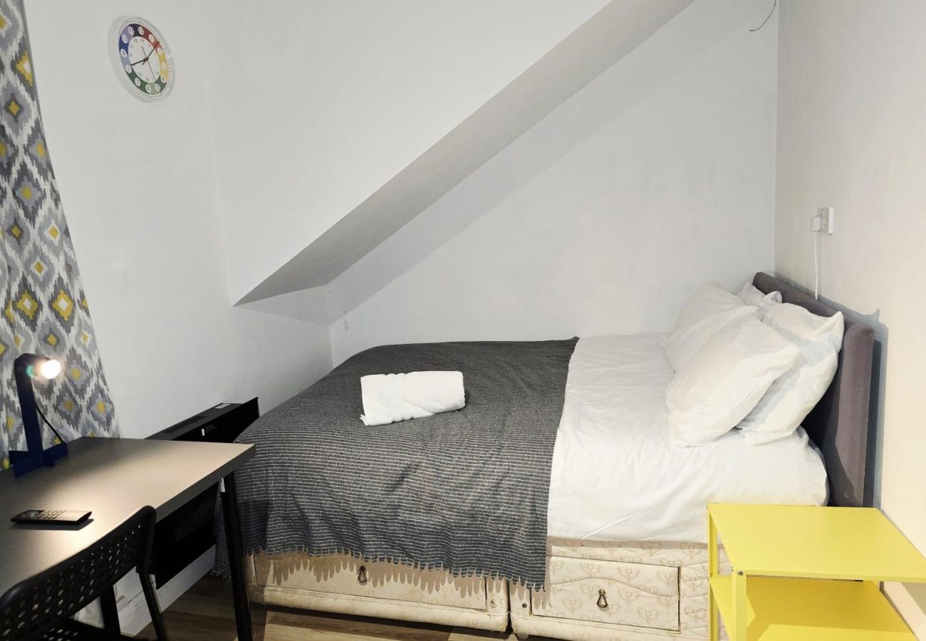 House in Walsall - Spacious Home in Walsall with Parking & Garden