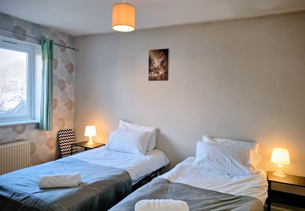 House in Walsall - Spacious Home in Walsall with Parking & Garden