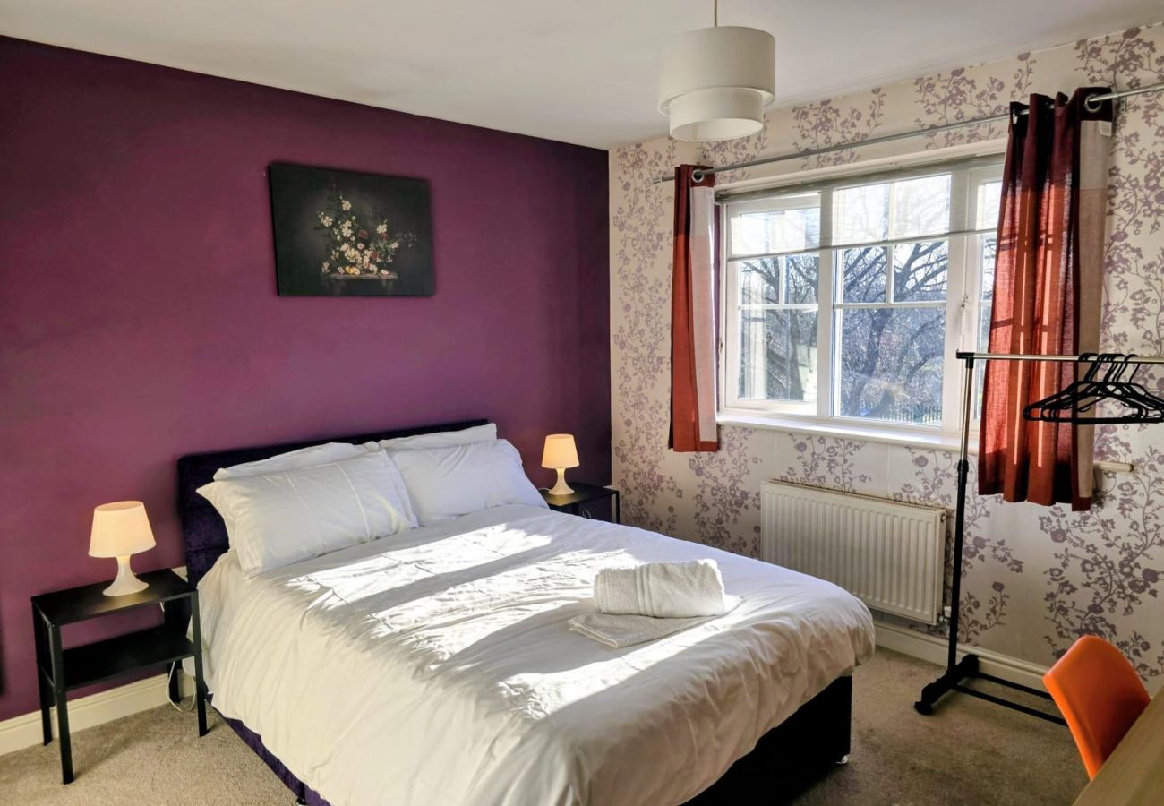 House in Walsall - Spacious Home in Walsall with Parking & Garden