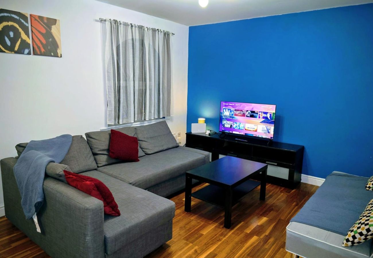 House in Walsall - Spacious Home in Walsall with Parking & Garden