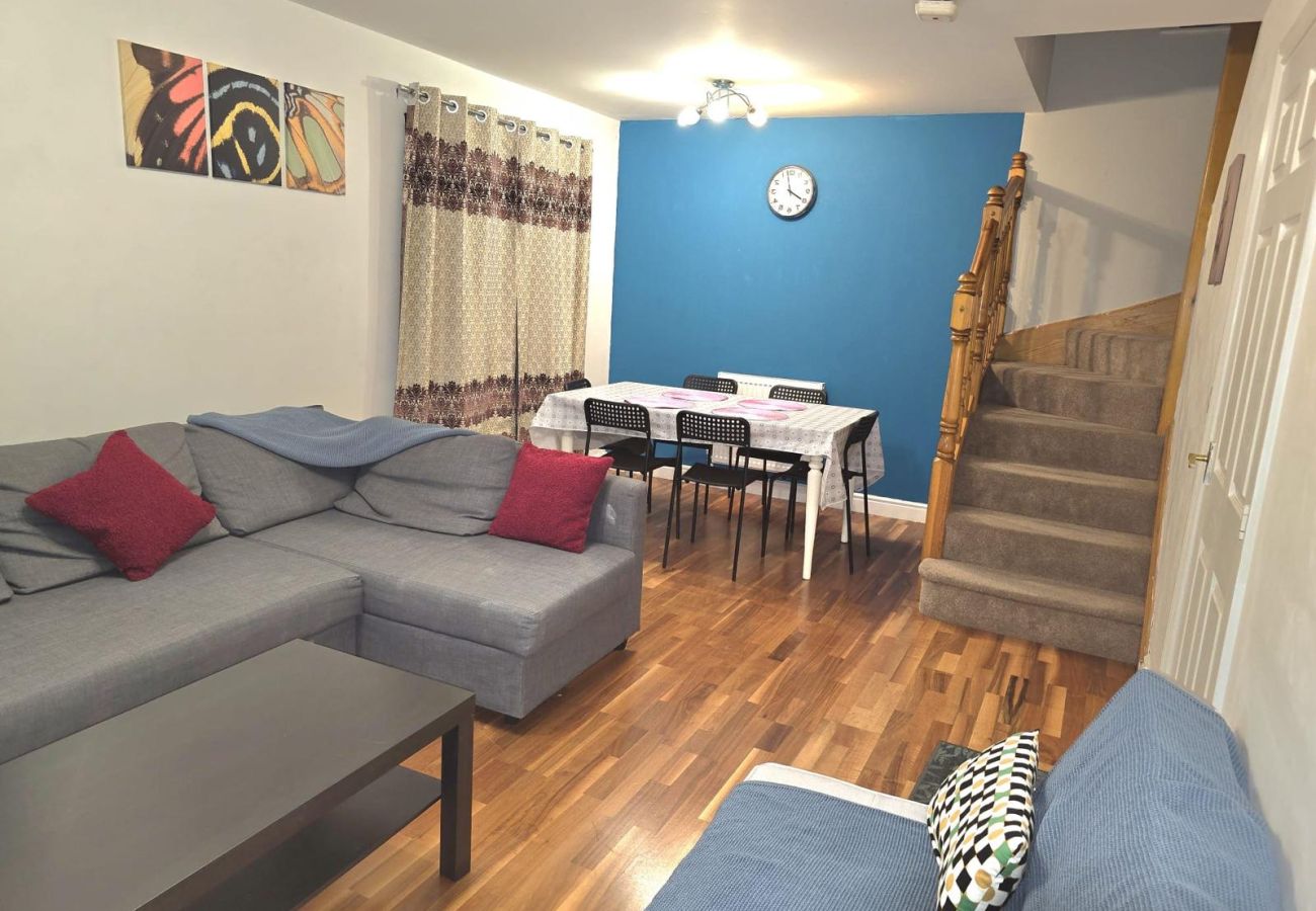 House in Walsall - Spacious Home in Walsall with Parking & Garden