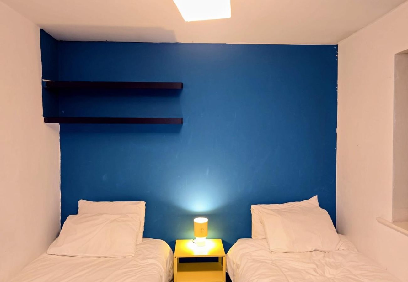 House in Walsall - Spacious Home in Walsall with Parking & Garden