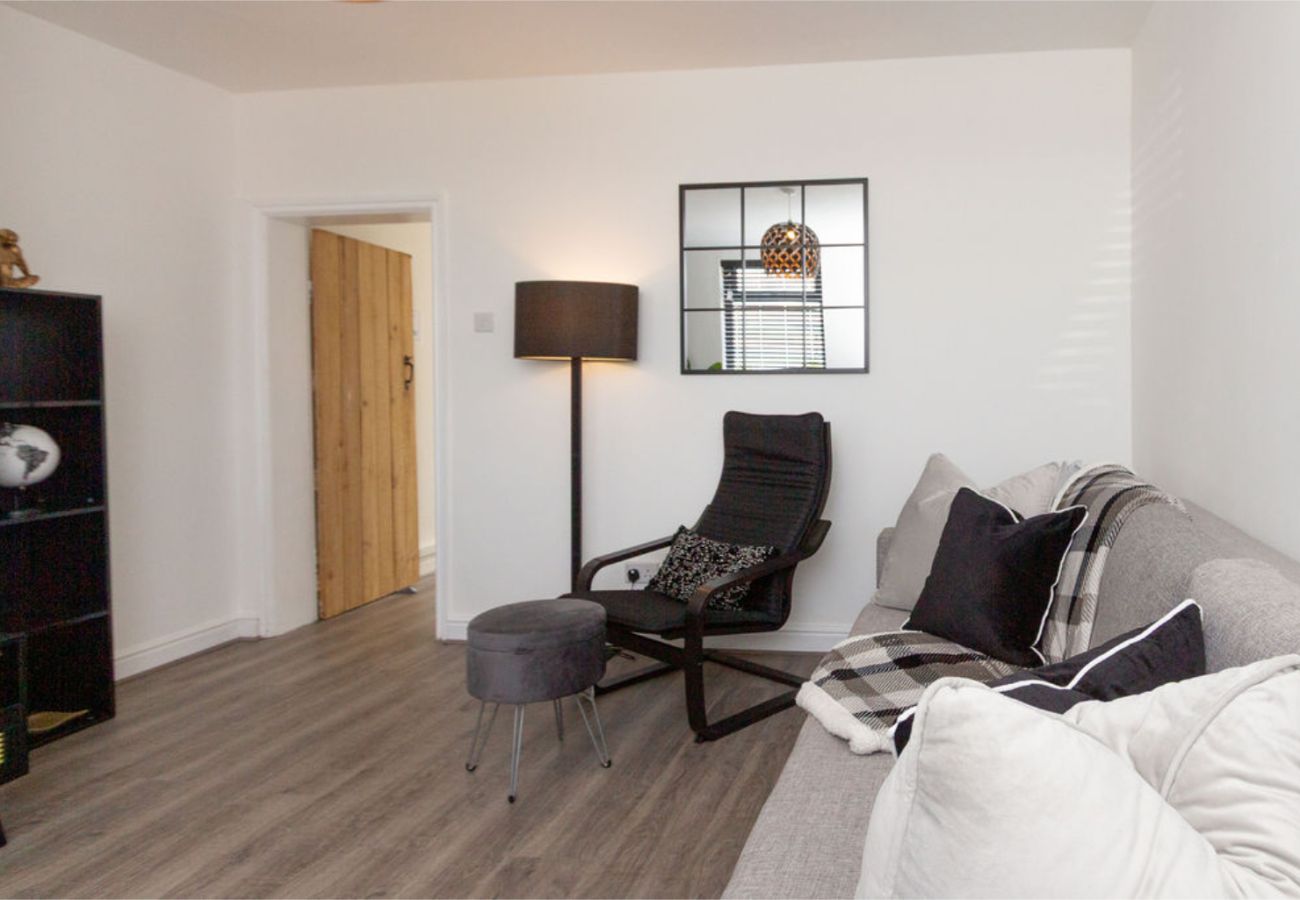 House in Manchester - Convenient 2BR Near Manchester Airport