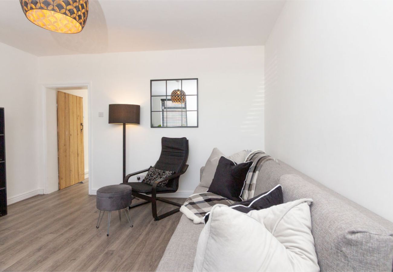 House in Manchester - Convenient 2BR Near Manchester Airport