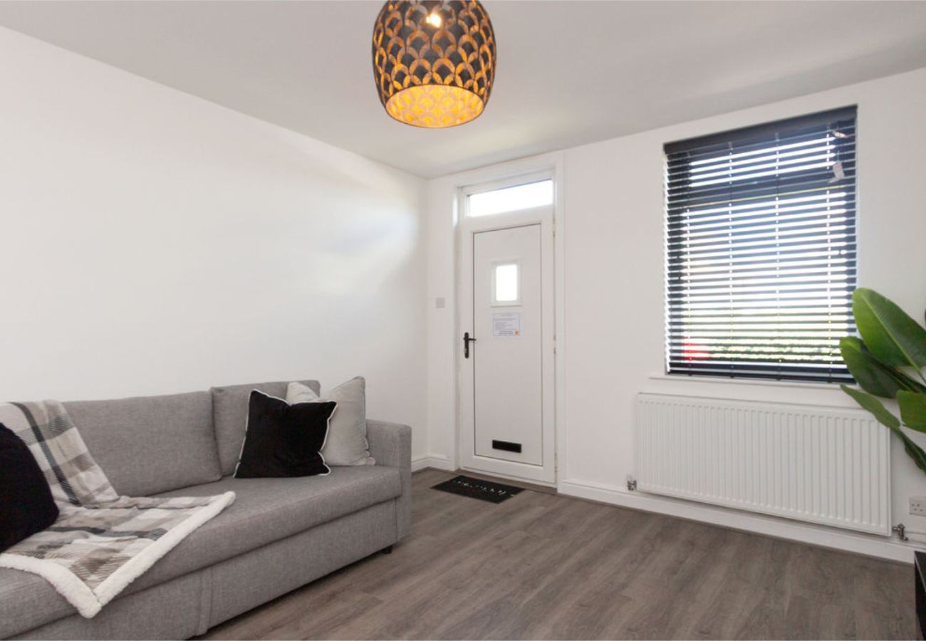 House in Manchester - Convenient 2BR Near Manchester Airport