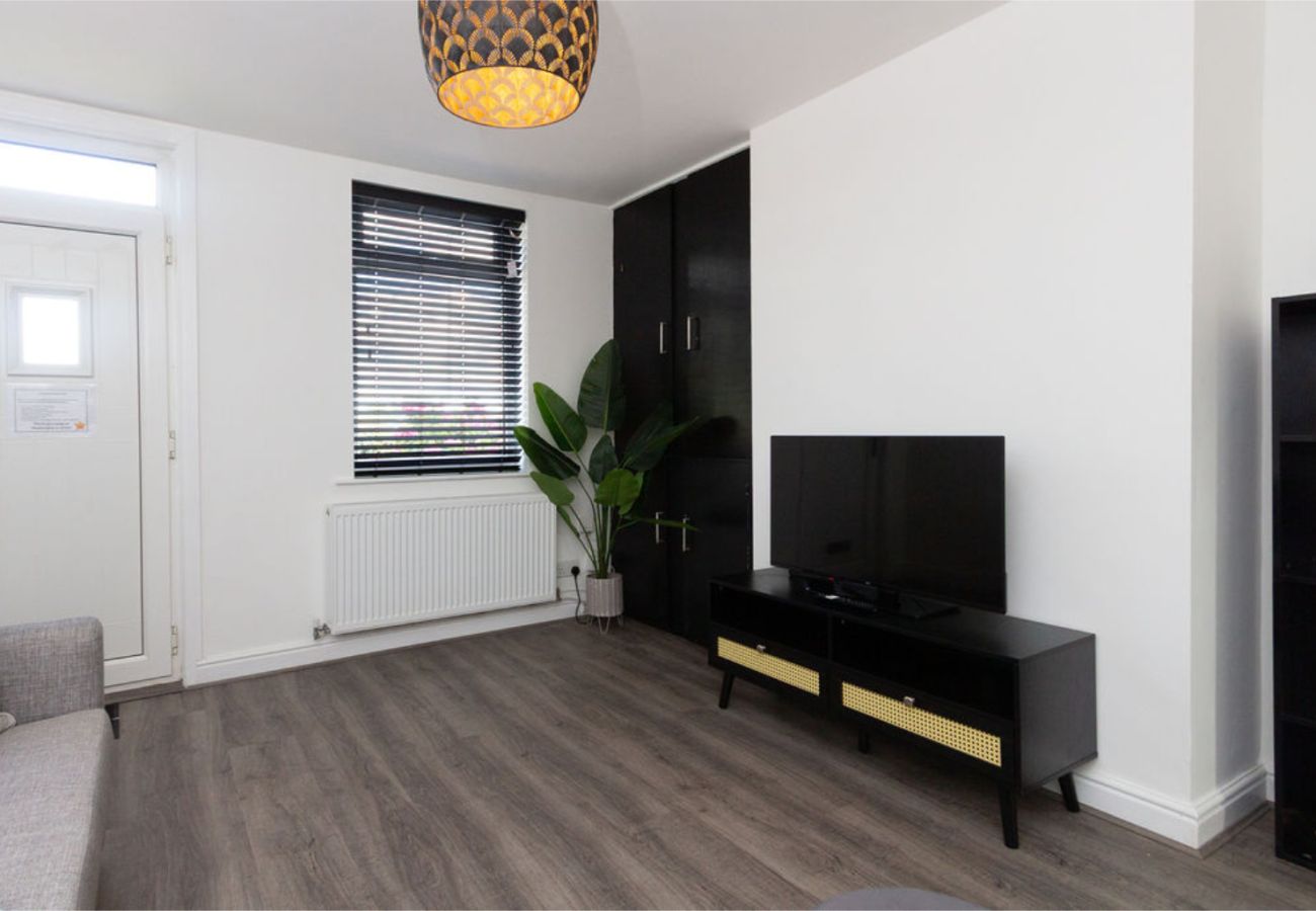 House in Manchester - Convenient 2BR Near Manchester Airport