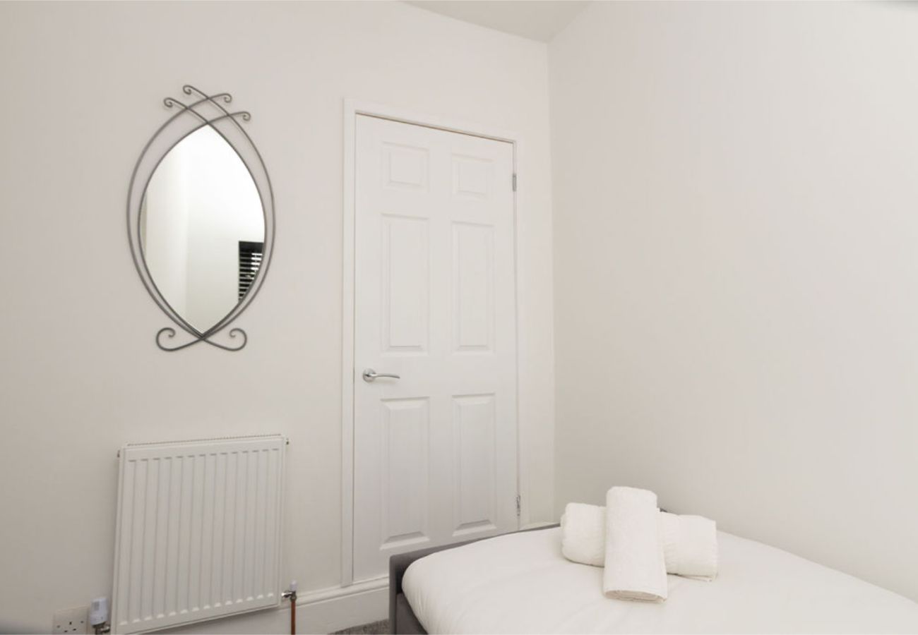 House in Manchester - Convenient 2BR Near Manchester Airport