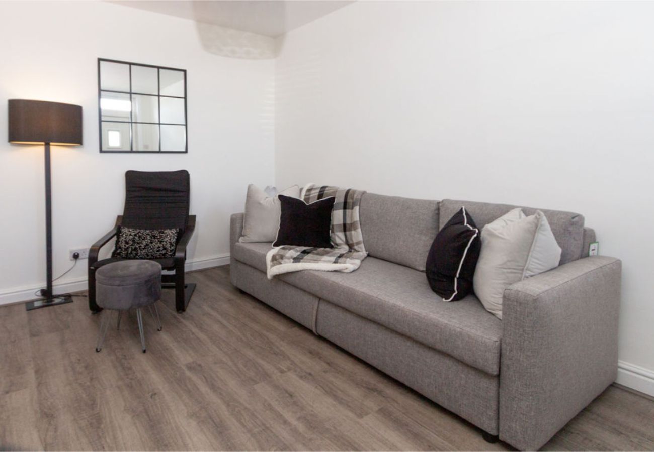 House in Manchester - Convenient 2BR Near Manchester Airport