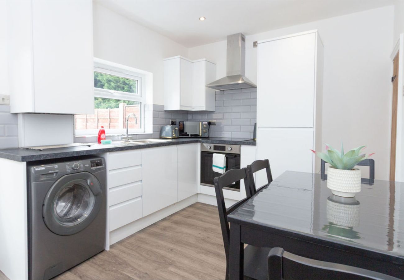 House in Manchester - Convenient 2BR Near Manchester Airport