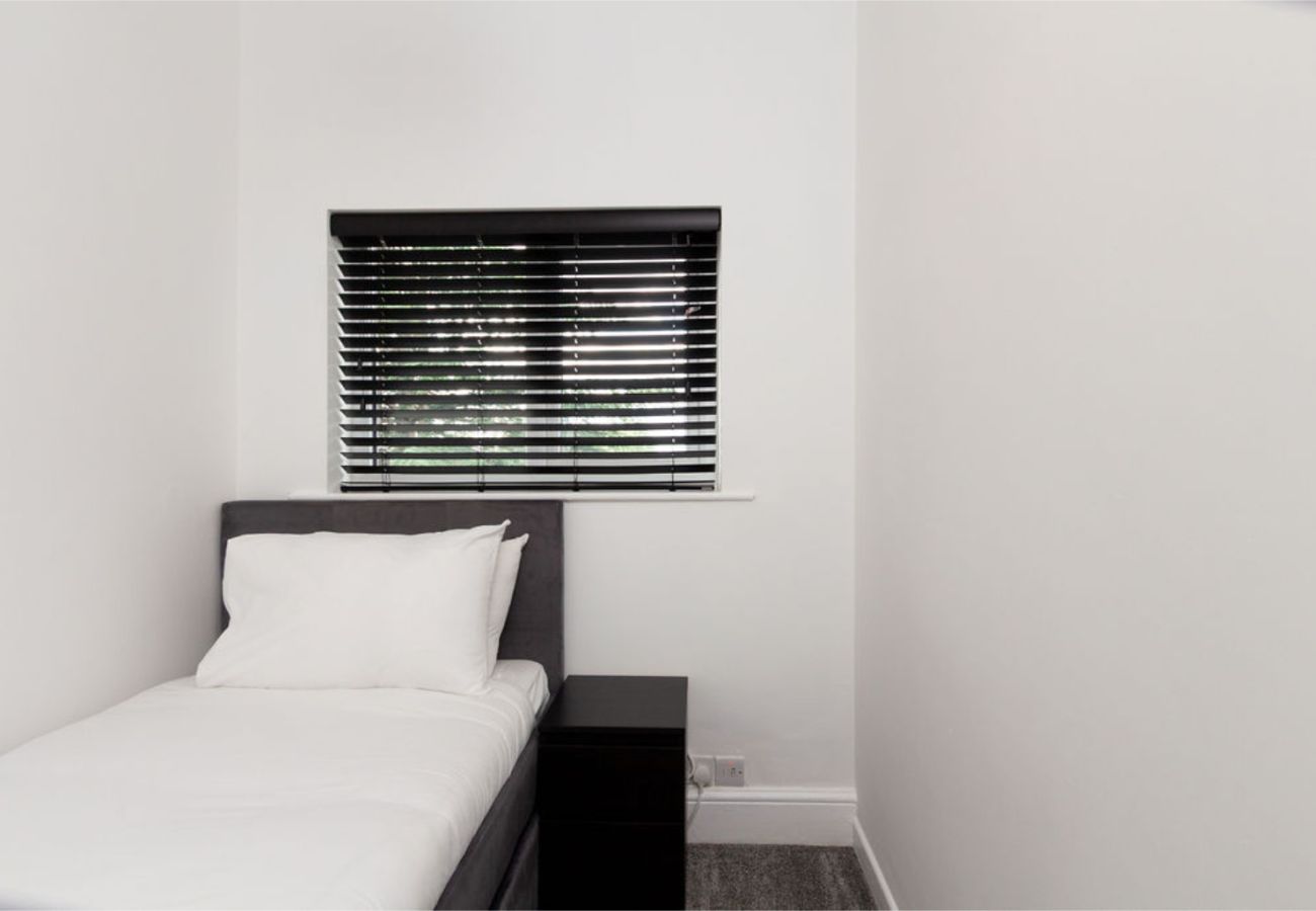 House in Manchester - Convenient 2BR Near Manchester Airport