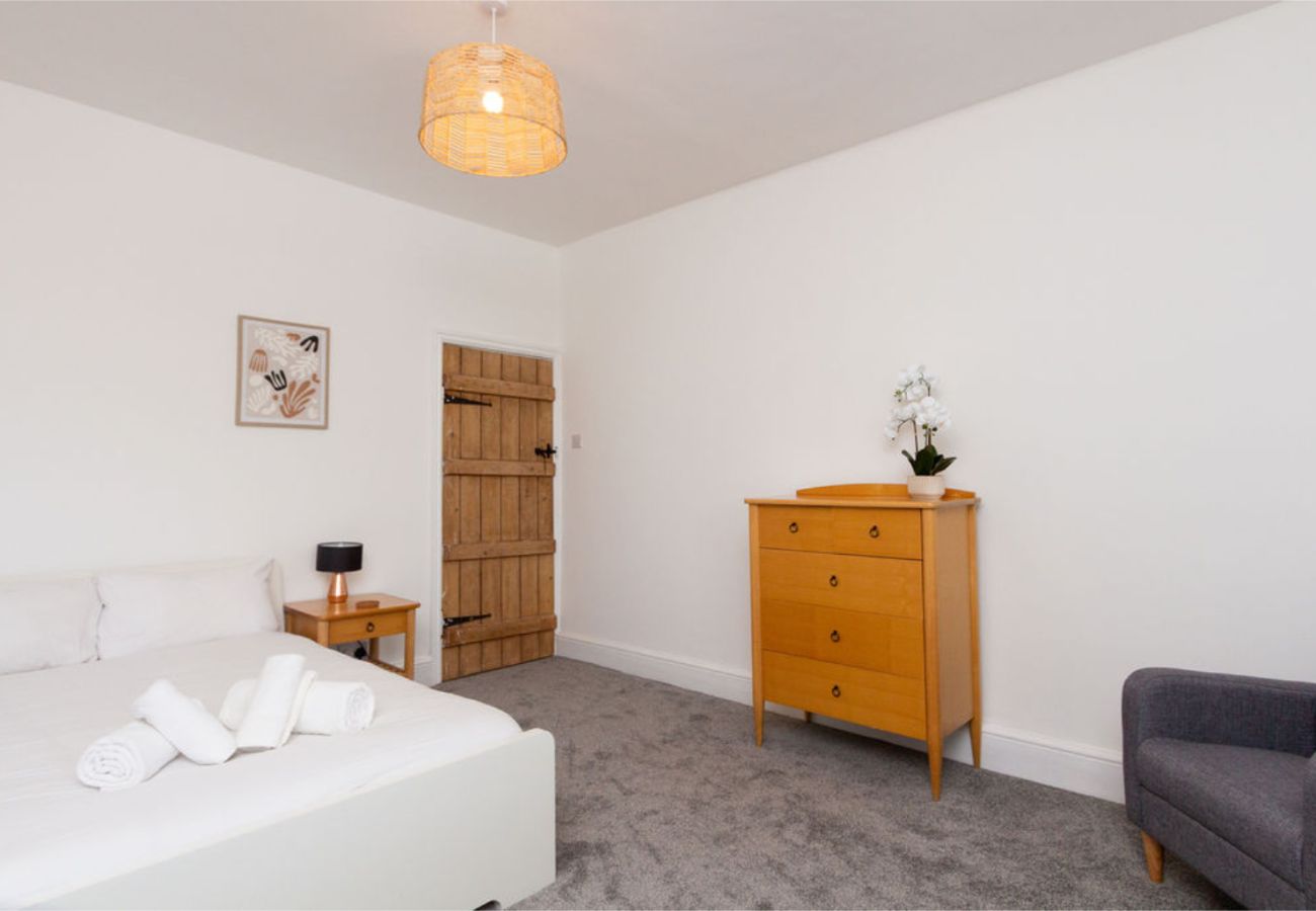 House in Manchester - Convenient 2BR Near Manchester Airport