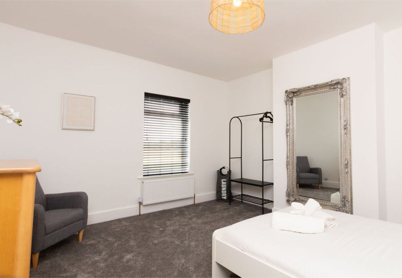 House in Manchester - Convenient 2BR Near Manchester Airport