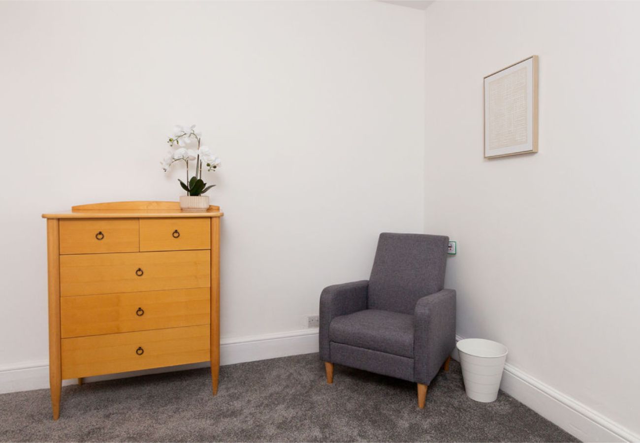 House in Manchester - Convenient 2BR Near Manchester Airport