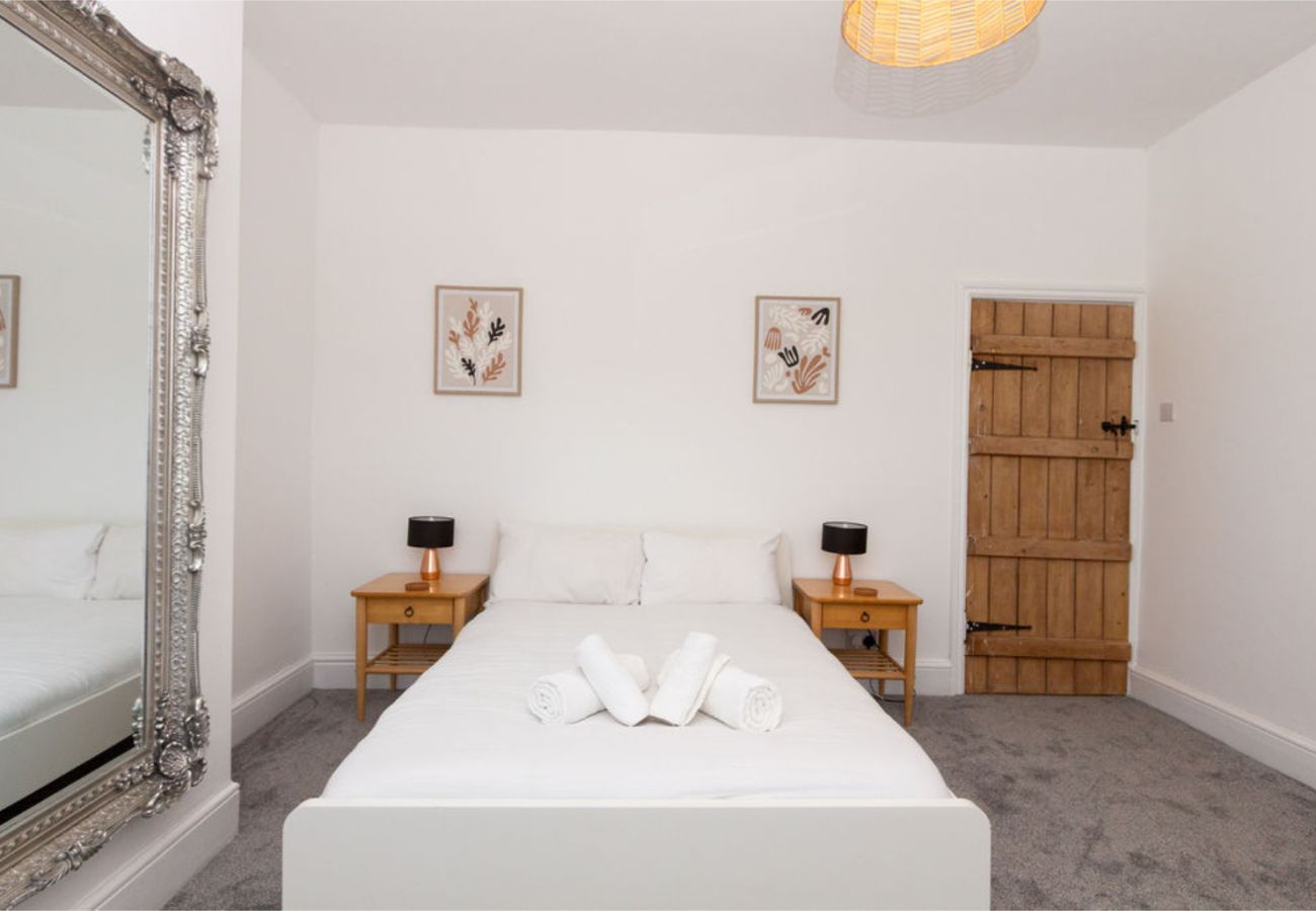 House in Manchester - Convenient 2BR Near Manchester Airport