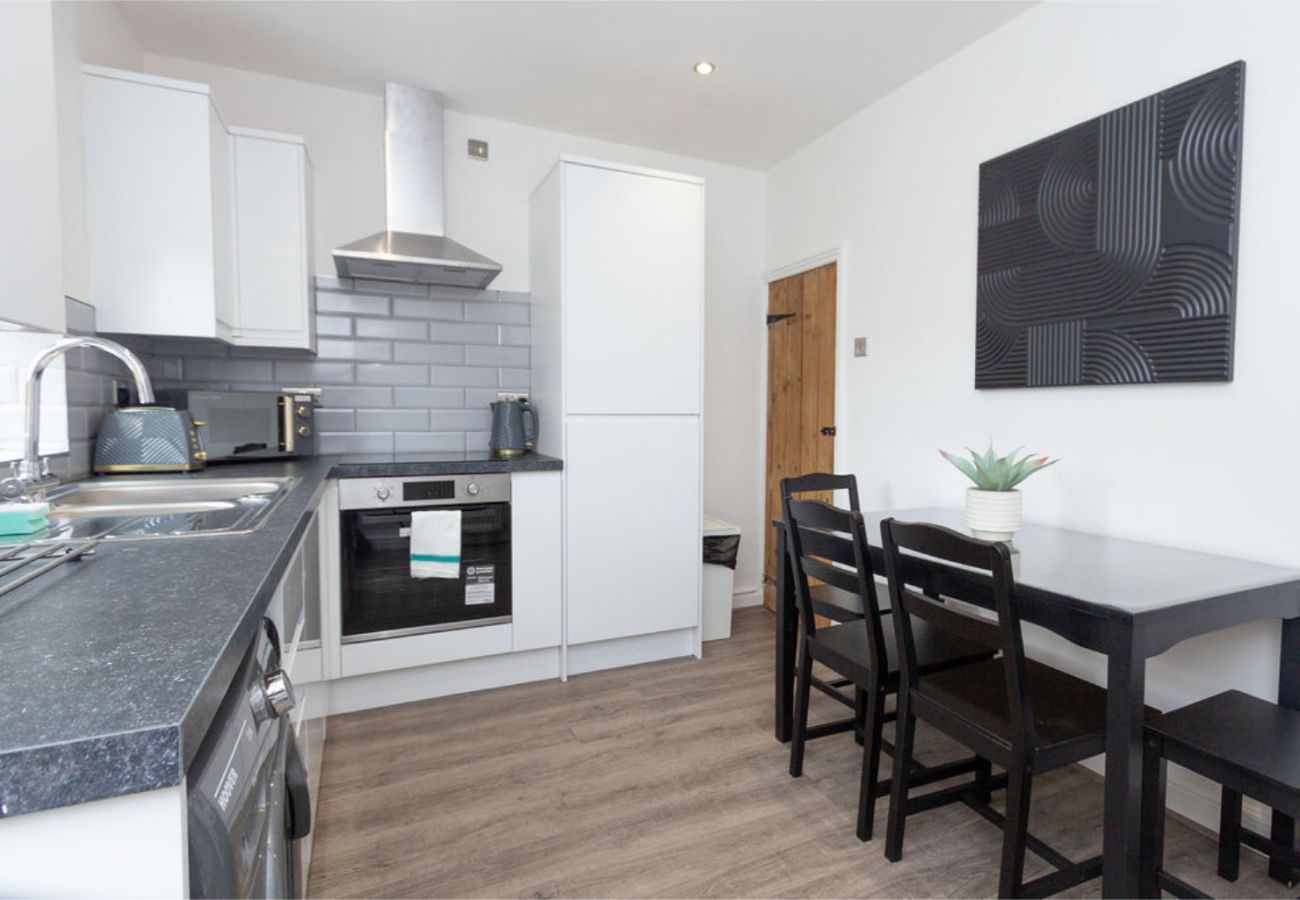 House in Manchester - Convenient 2BR Near Manchester Airport