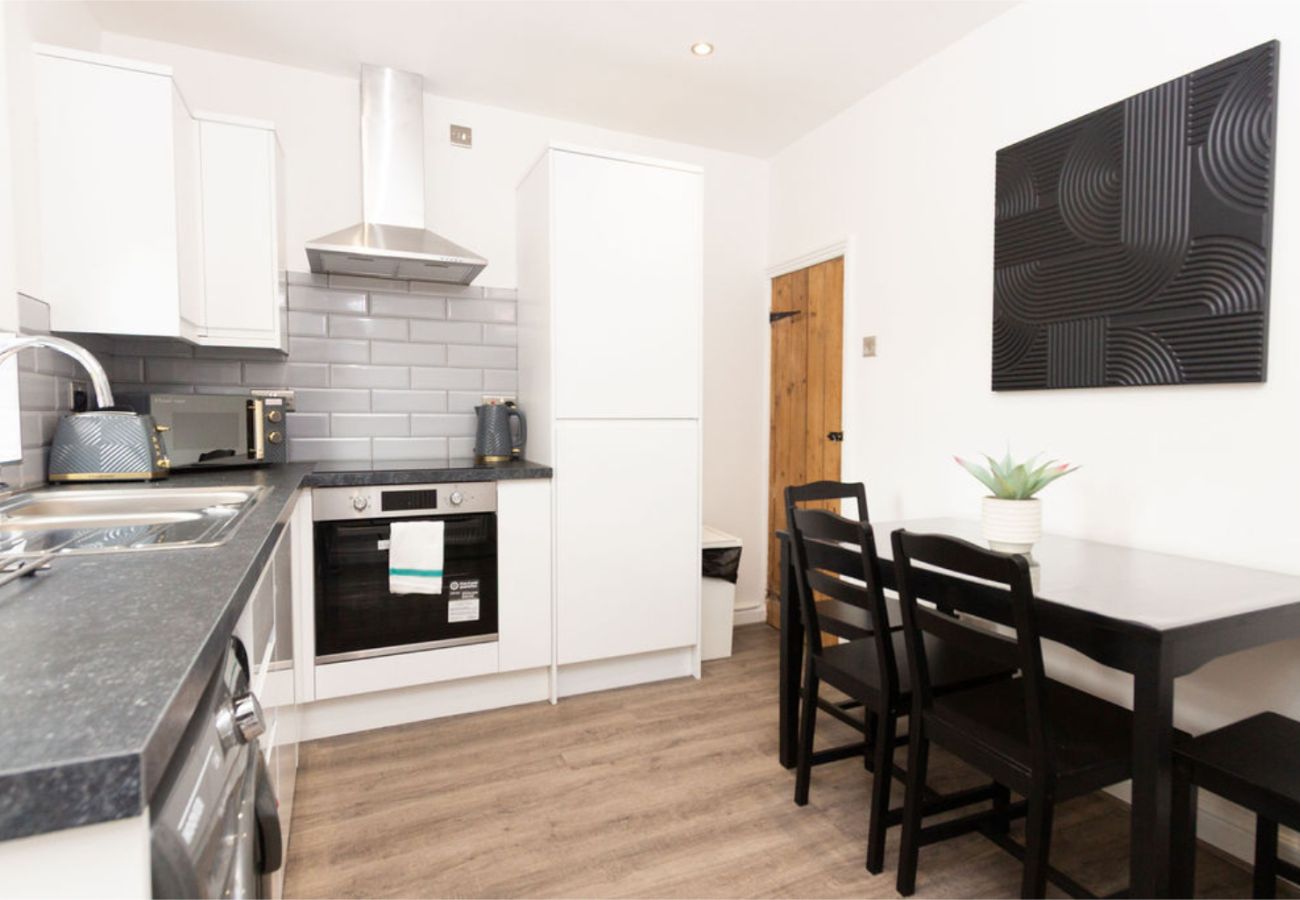 House in Manchester - Convenient 2BR Near Manchester Airport