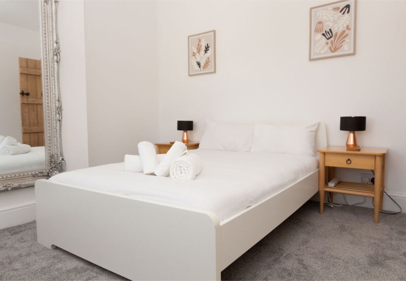 House in Manchester - Convenient 2BR Near Manchester Airport
