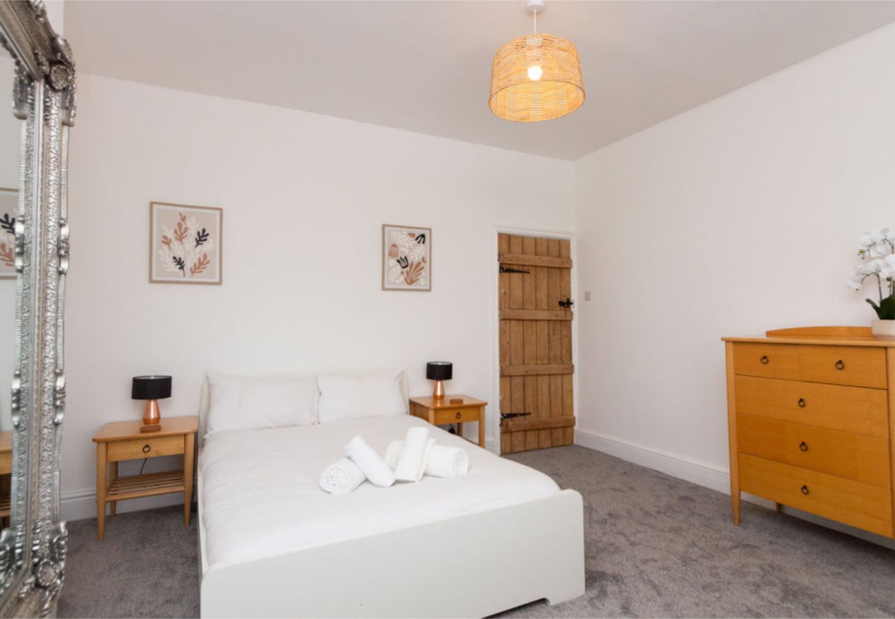 House in Manchester - Convenient 2BR Near Manchester Airport