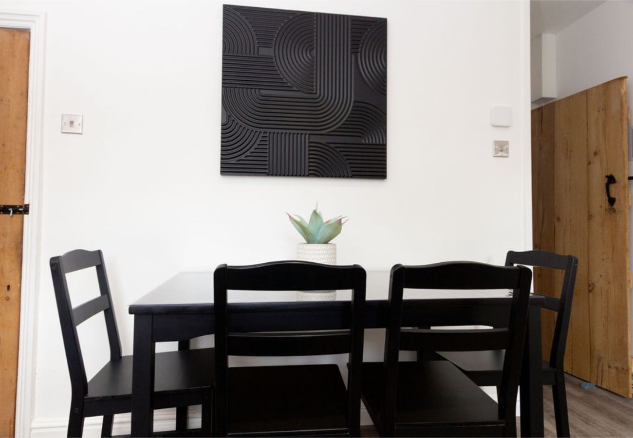 House in Manchester - Convenient 2BR Near Manchester Airport