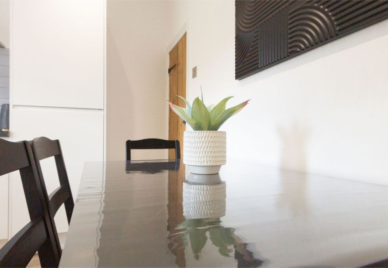 House in Manchester - Convenient 2BR Near Manchester Airport