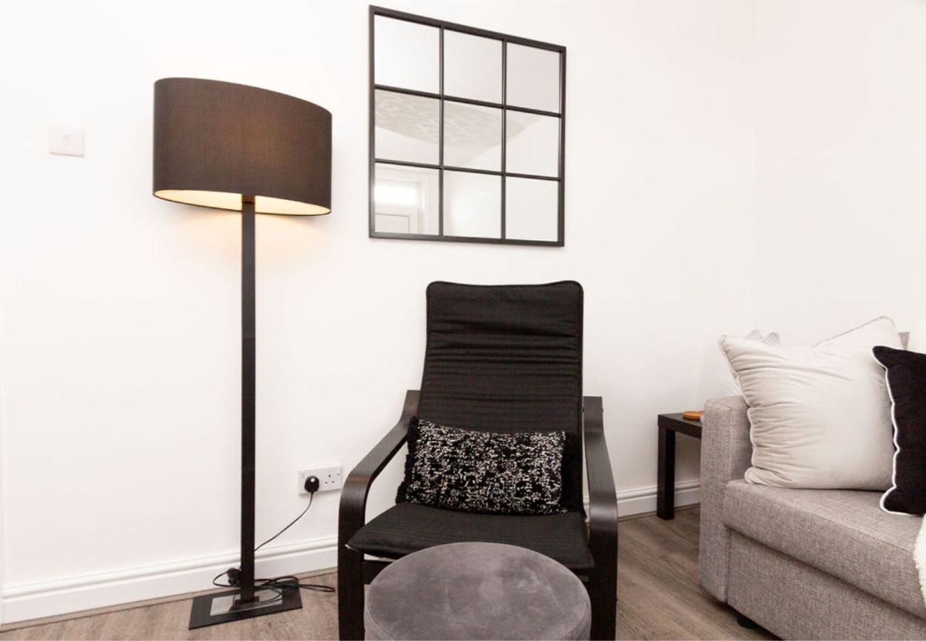 House in Manchester - Convenient 2BR Near Manchester Airport