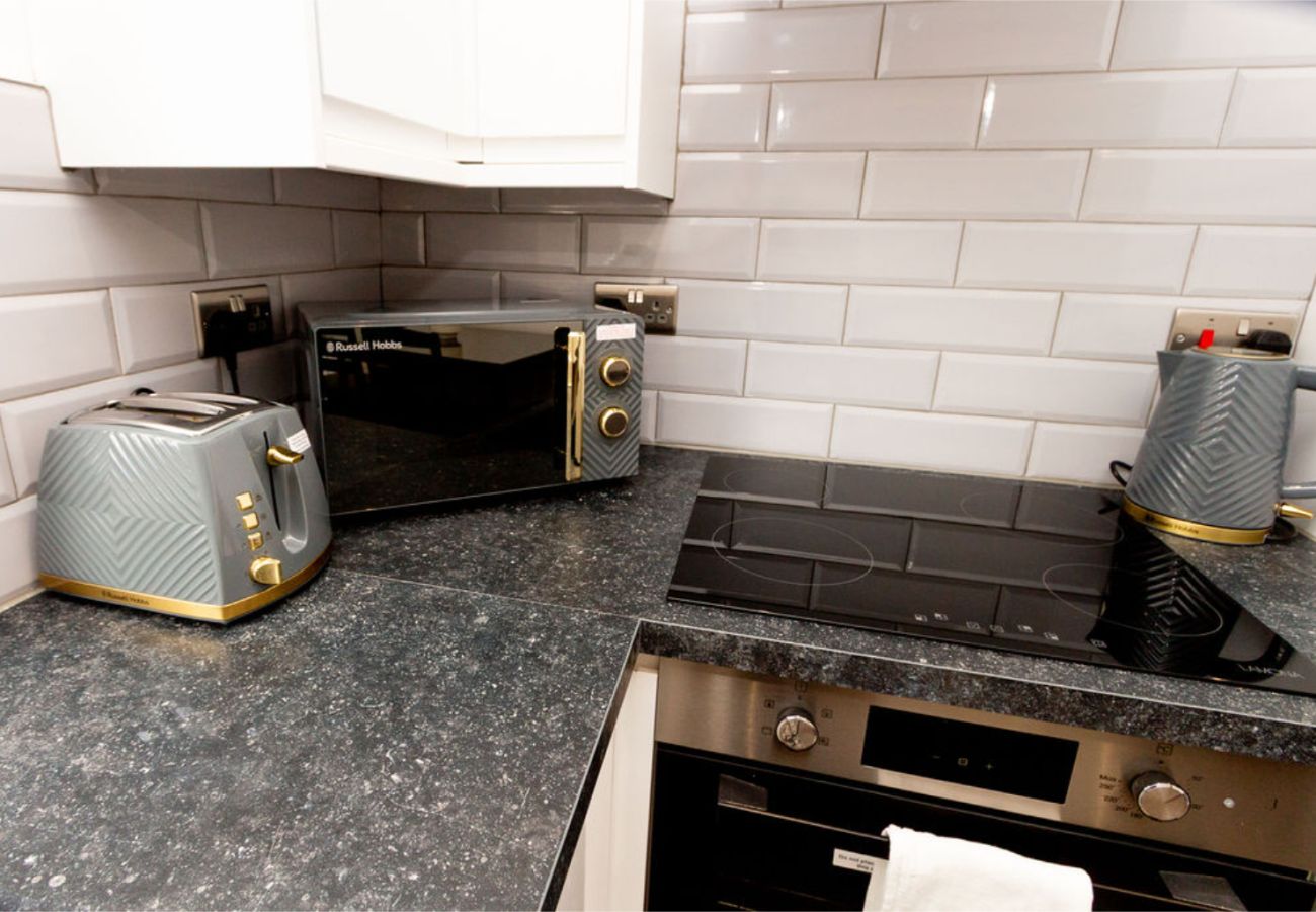 House in Manchester - Convenient 2BR Near Manchester Airport