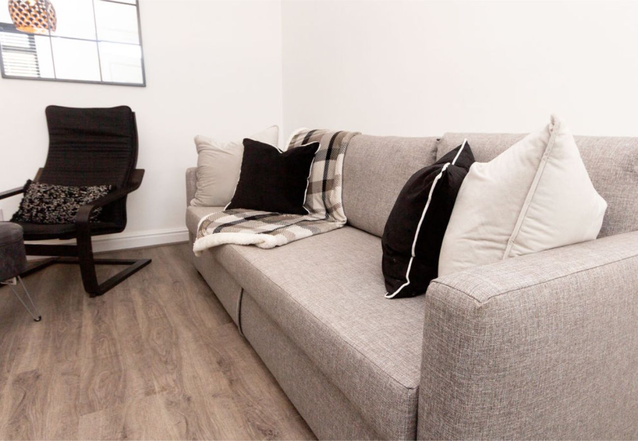House in Manchester - Convenient 2BR Near Manchester Airport
