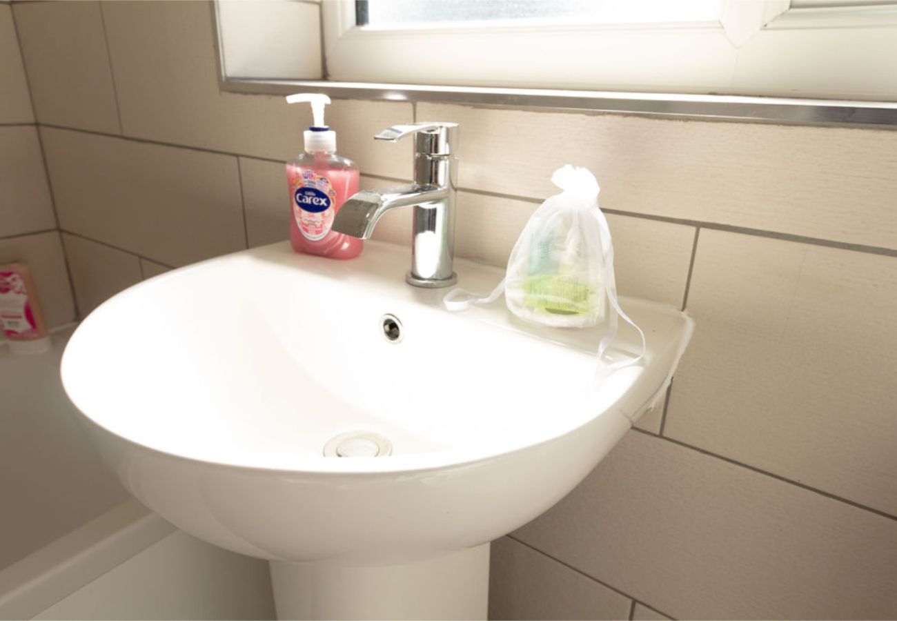 House in Manchester - Convenient 2BR Near Manchester Airport