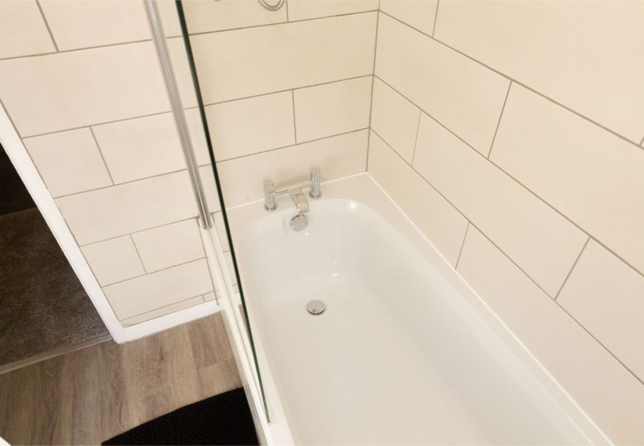 House in Manchester - Convenient 2BR Near Manchester Airport