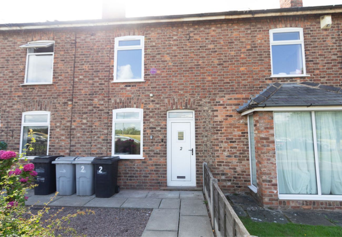 House in Manchester - Convenient 2BR Near Manchester Airport