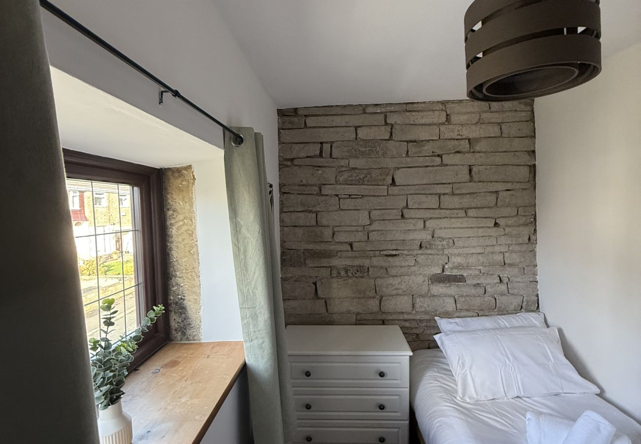 House in Halifax - Bradshaw Cosy 2BR Retreat - Free Parking!