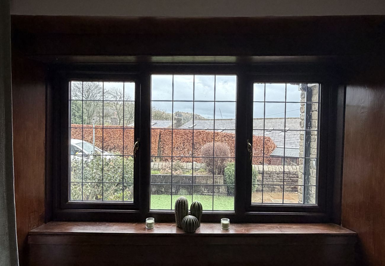 House in Halifax - Bradshaw Cosy 2BR Retreat - Free Parking!