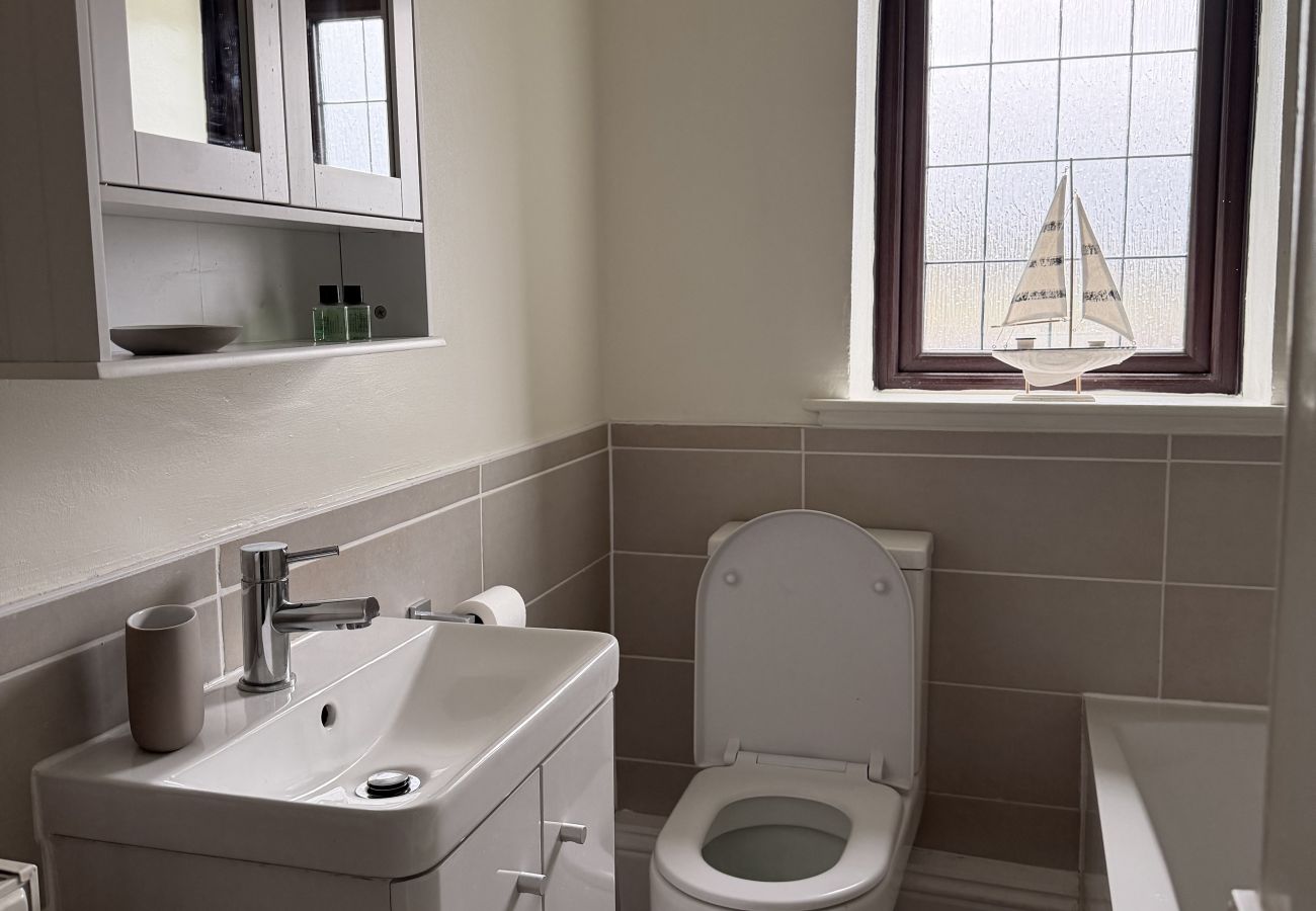 House in Halifax - Bradshaw Cosy 2BR Retreat - Free Parking!