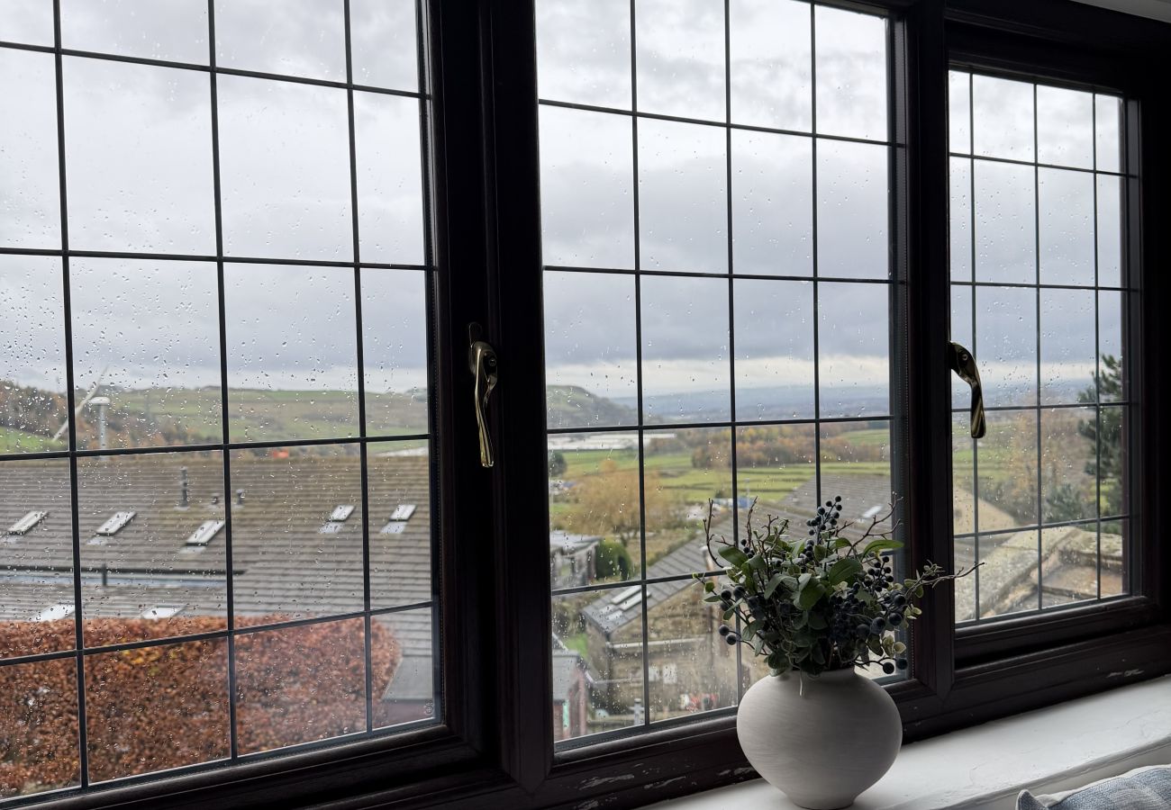 House in Halifax - Bradshaw Cosy 2BR Retreat - Free Parking!