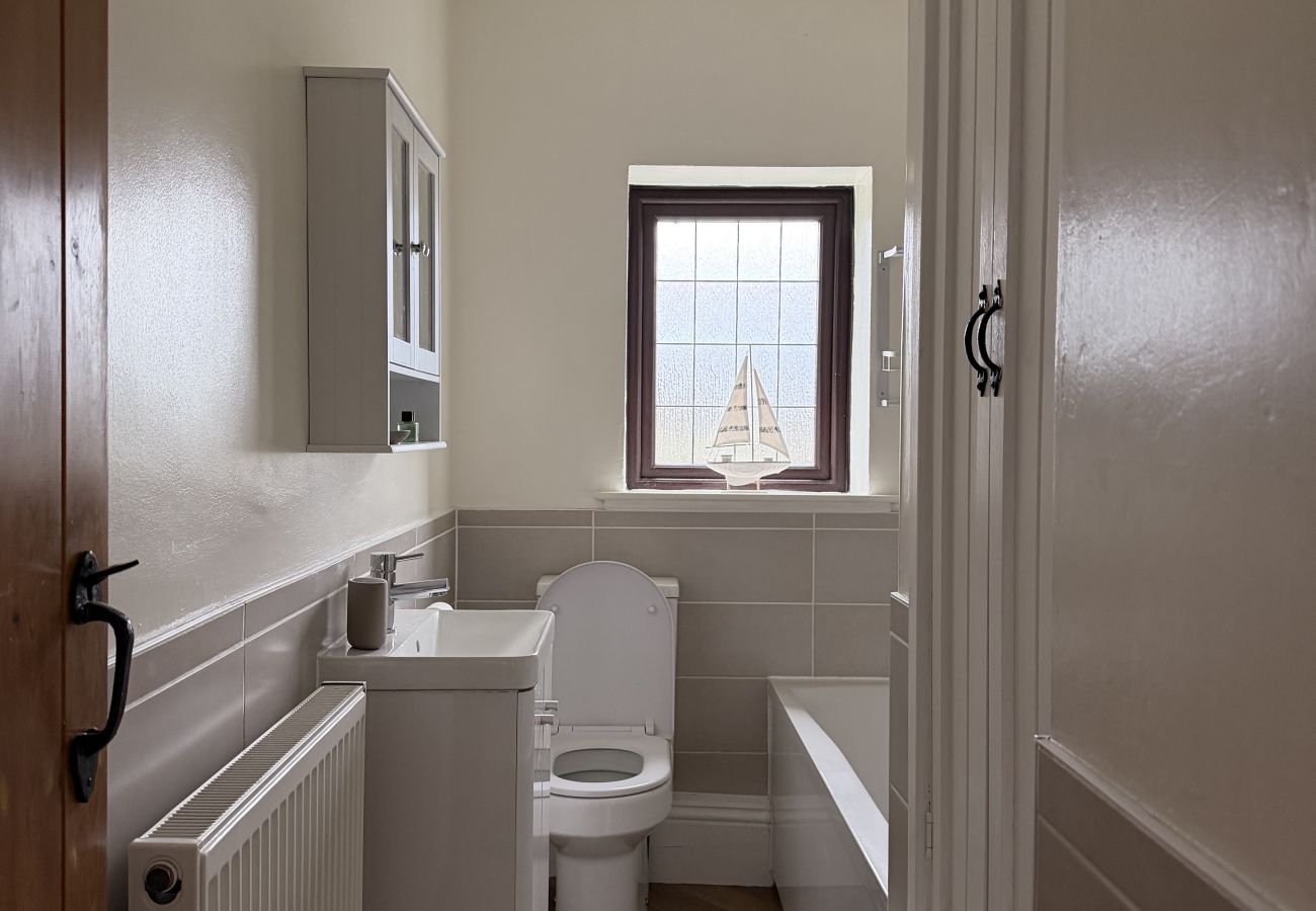 House in Halifax - Bradshaw Cosy 2BR Retreat - Free Parking!