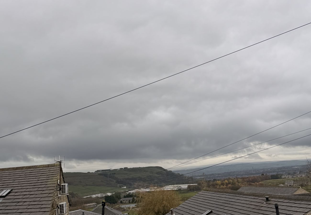 House in Halifax - Bradshaw Cosy 2BR Retreat - Free Parking!