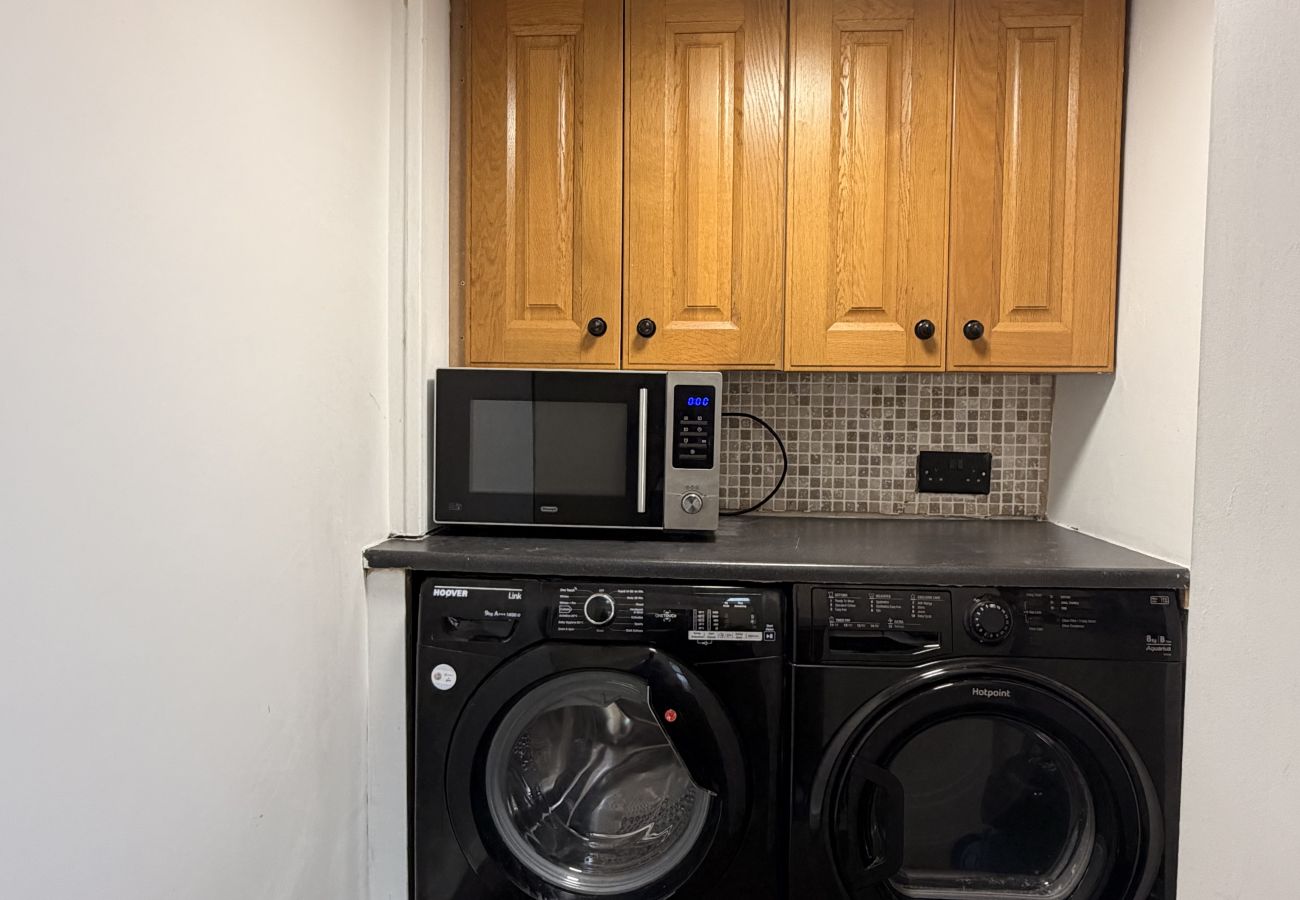 House in Halifax - Bradshaw Cosy 2BR Retreat - Free Parking!