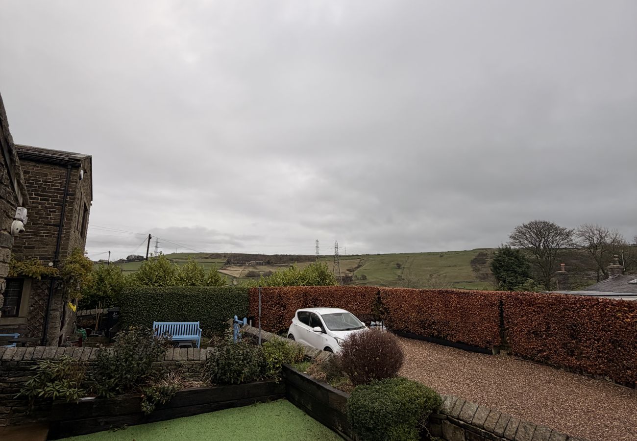 House in Halifax - Bradshaw Cosy 2BR Retreat - Free Parking!