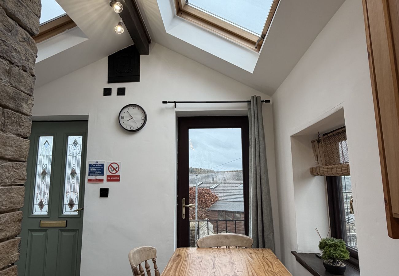 House in Halifax - Bradshaw Cosy 2BR Retreat - Free Parking!