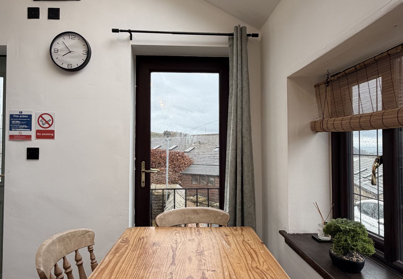 House in Halifax - Bradshaw Cosy 2BR Retreat - Free Parking!