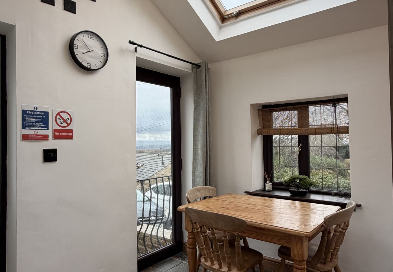House in Halifax - Bradshaw Cosy 2BR Retreat - Free Parking!