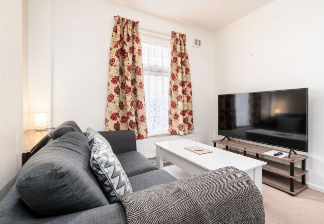 House in Chester - Convenient 2BR House with Great Transport Links