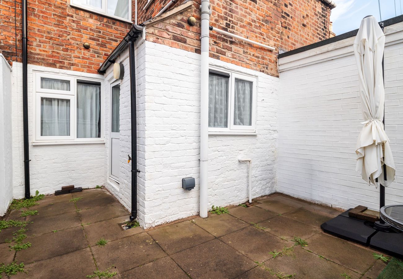 House in Chester - Convenient 2BR House with Great Transport Links