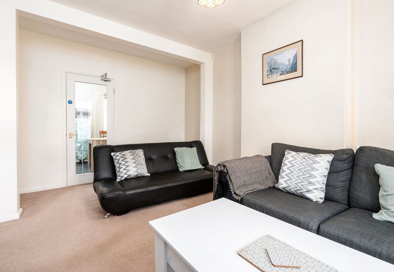 House in Chester - Convenient 2BR House with Great Transport Links