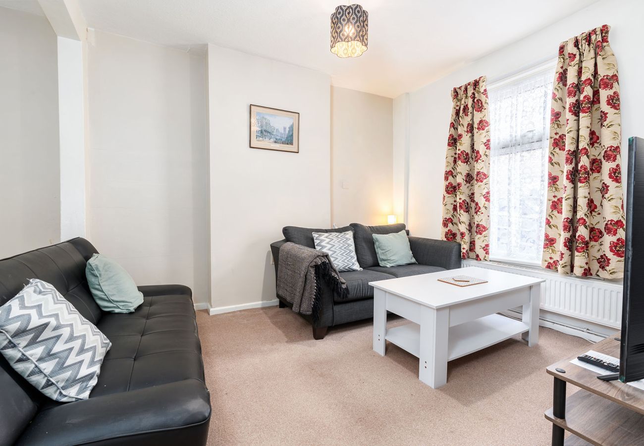 House in Chester - Convenient 2BR House with Great Transport Links