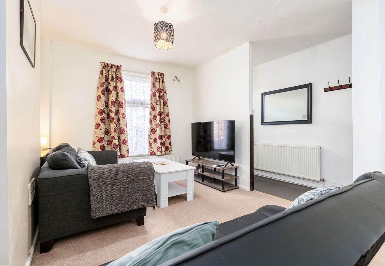 House in Chester - Convenient 2BR House with Great Transport Links