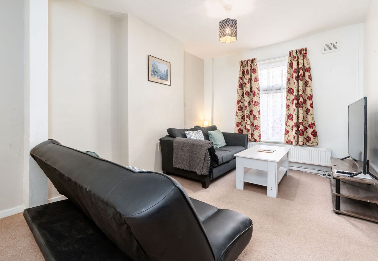 House in Chester - Convenient 2BR House with Great Transport Links