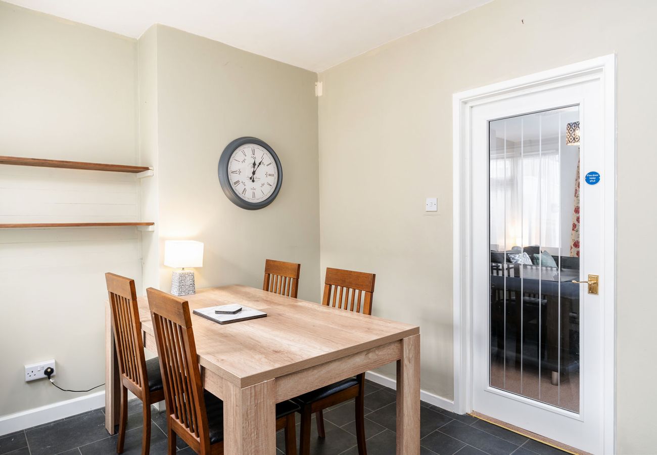 House in Chester - Convenient 2BR House with Great Transport Links