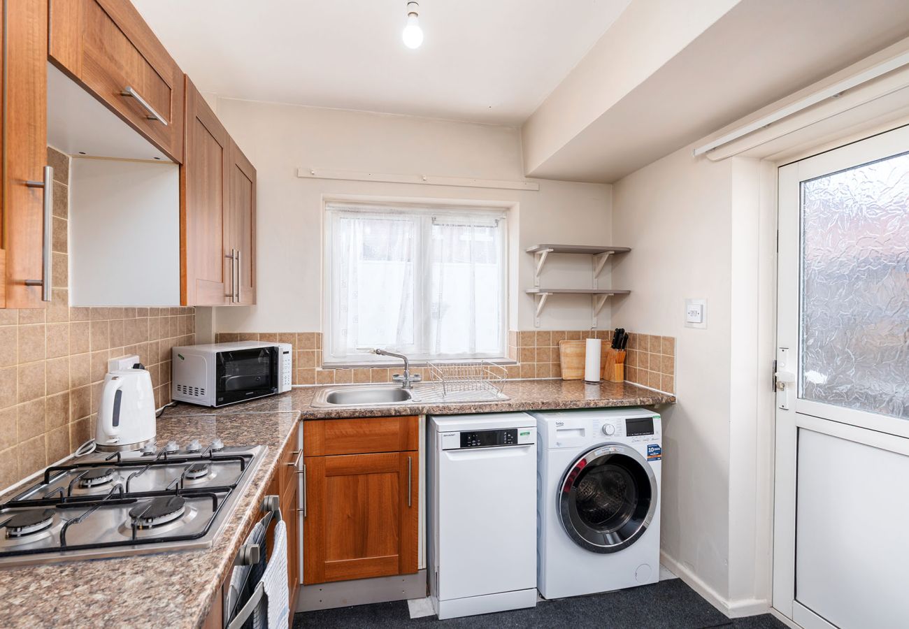 House in Chester - Convenient 2BR House with Great Transport Links